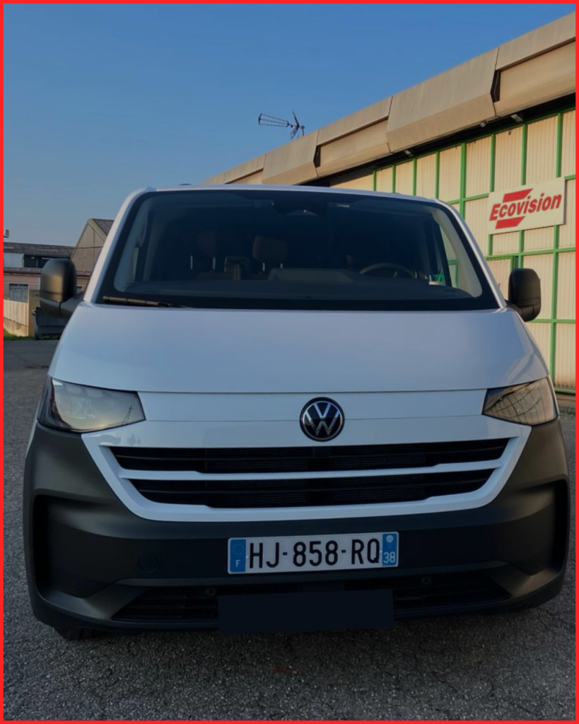 Zoom sur un Volkswagen Transporter de la flotte EcoVision préparé pour le transport de charges techniques lourdes.