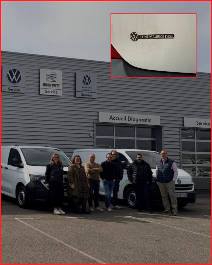 Équipe EcoVision et partenaires Carrefour Auto à Saint-Maurice-l'Exil pour la remise des clés des nouveaux fourgons.